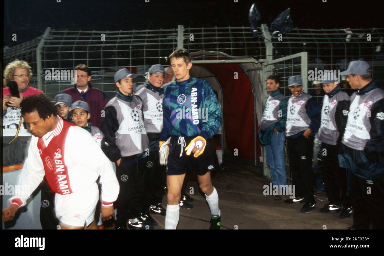 Amsterdam, Germania. 28th set, 2022. Primo: 05.03.1996 calcio: Calcio: Archivio foto, archivio foto, archivio immagini, archivio CHL Champions League, quarti di finale stagione 1995/1996 95/96 Ajax Amsterdam - BVB, Borussia Dortmund 1:0 Edwin van der SAR, invasione Credit: dpa/Alamy Live News Foto Stock