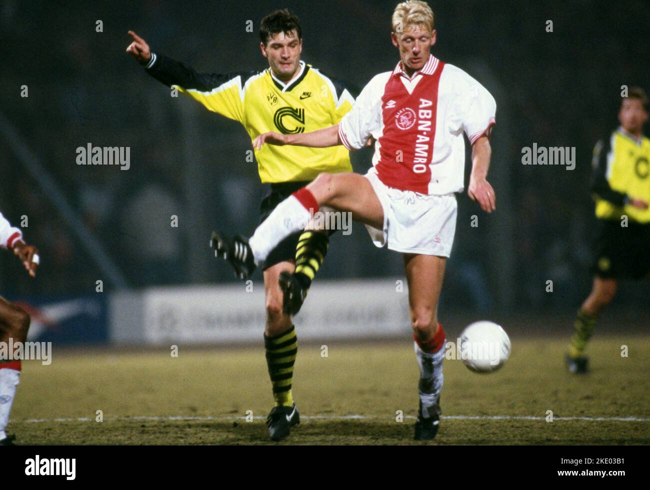 Amsterdam, Germania. 28th set, 2022. Primo: 05.03.1996 calcio: Calcio: Archivio foto, archivio foto, archivio immagini, archivio CHL Champions League, quarti di finale stagione 1995/1996 95/96 Ajax Amsterdam - BVB, Borussia Dortmund 1:0 duello, Michael Zorc versus Arnold Scholten Credit: dpa/Alamy Live News Foto Stock