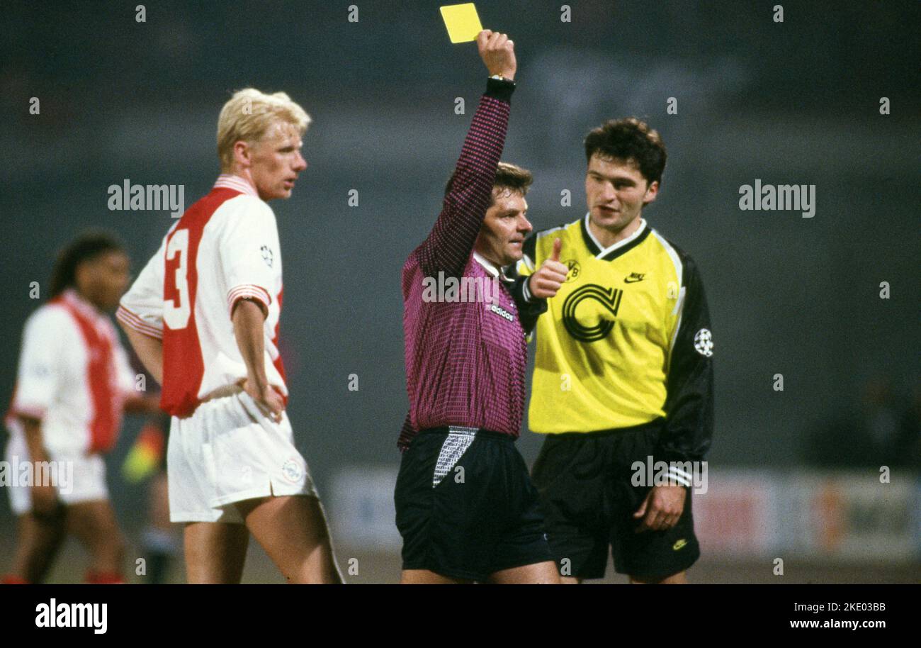Amsterdam, Germania. 28th set, 2022. Primo: 05.03.1996 calcio: Calcio: Archivio foto, archivio foto, archivio foto, archivio foto, archivio CHL Champions League, quarti di finale stagione 1995/1996 95/96 Ajax Amsterdam - BVB, Borussia Dortmund 1:0 cartellino giallo dell'arbitro Dr. Václav Krondl (Repubblica Ceca) Stéphane Chapuisat Yellow Credit: dpa/Alamy Live News Foto Stock