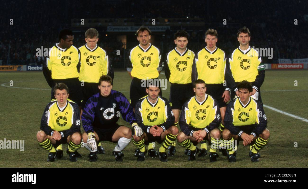 Amsterdam, Germania. 28th set, 2022. Primo: 05.03.1996 Calcio: Calcio: Archivio foto, archivio foto, archivio foto, archivio CHL Champions League, quarti di finale stagione 1995/1996 95/96 Ajax Amsterdam - BVB, Borussia Dortmund 1:0 foto squadra BVB hinetre fila da sinistra a destra: Cesar, Martin Kree, Jurgen Kohler, Chapuisat, Steffen Freund, Michael Zorc di fronte Carsten Wolters, Stefan Klos, Rene Tretschok, Lars Ricken, Karl-Heinz Riedle Credit: dpa/Alamy Live News Foto Stock