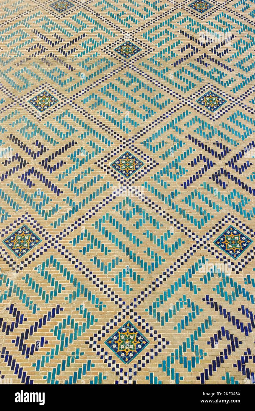 Tradizionale decorazione geometrica in piastrelle blu e turchese su pareti di mattoni dell'antica Bibi Khanum o moschea Khanym in Samarcanda, patrimonio dell'umanità dell'UNESCO, Uzbekistan Foto Stock