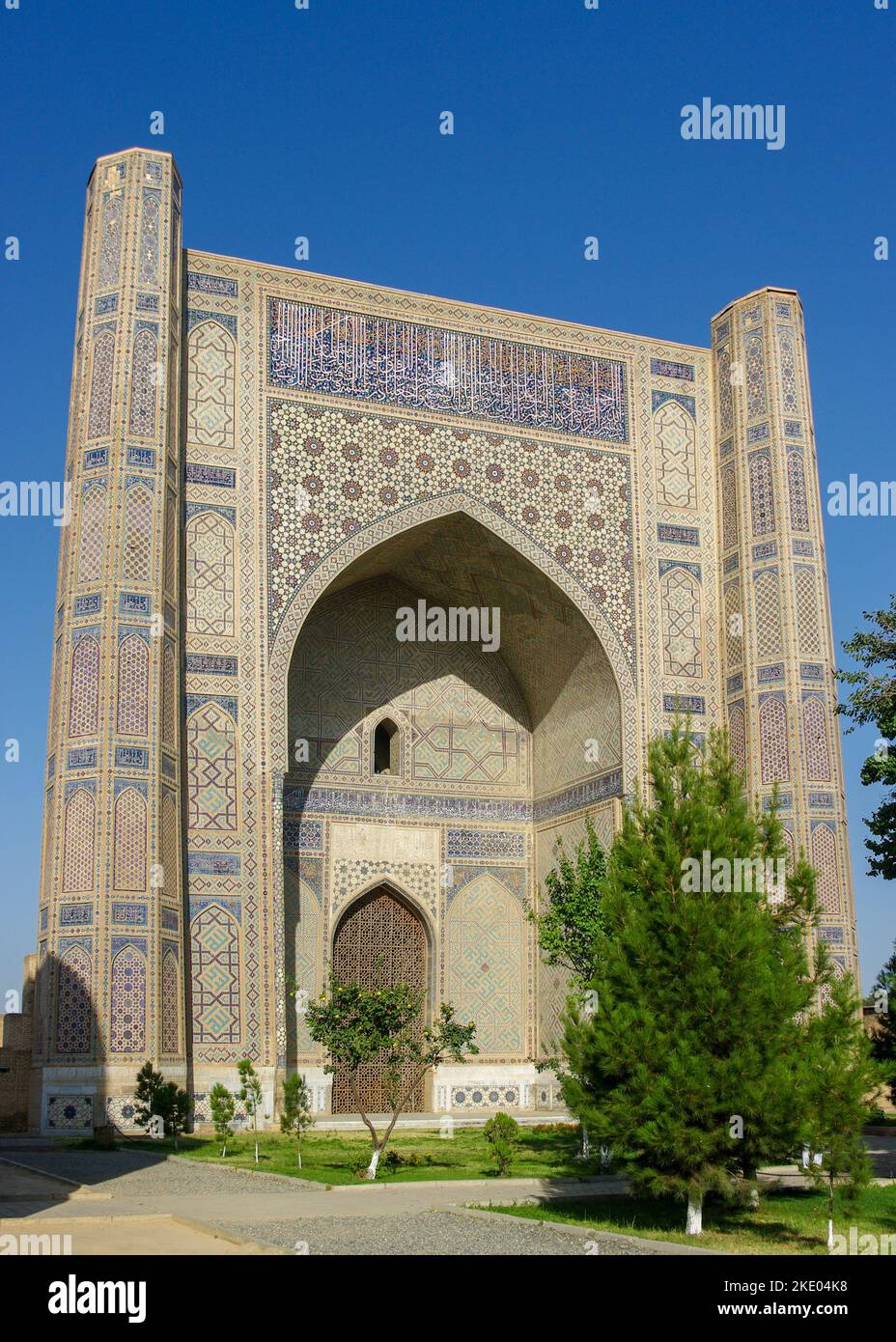 Bella decorazione in piastrelle blu sulla facciata della porta monumentale dell'antica Bibi Khanum o Bibi Khanym moschea in Samarcanda, patrimonio dell'umanità dell'UNESCO, Uzbekistan Foto Stock