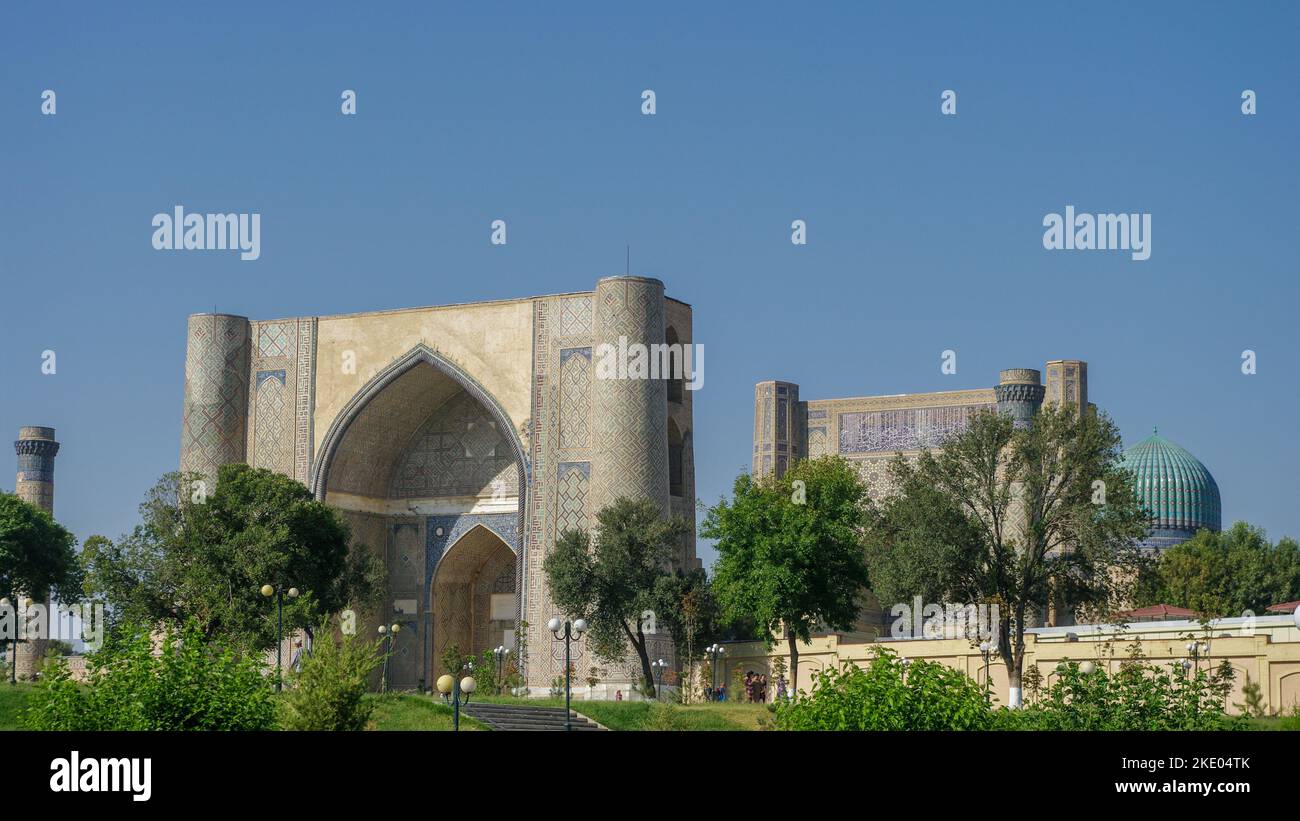 Panorama esterno dell'antica moschea di Bibi Khanum o Bibi Khanym, sito patrimonio dell'umanità dell'UNESCO, Samarcanda, Uzbekistan Foto Stock
