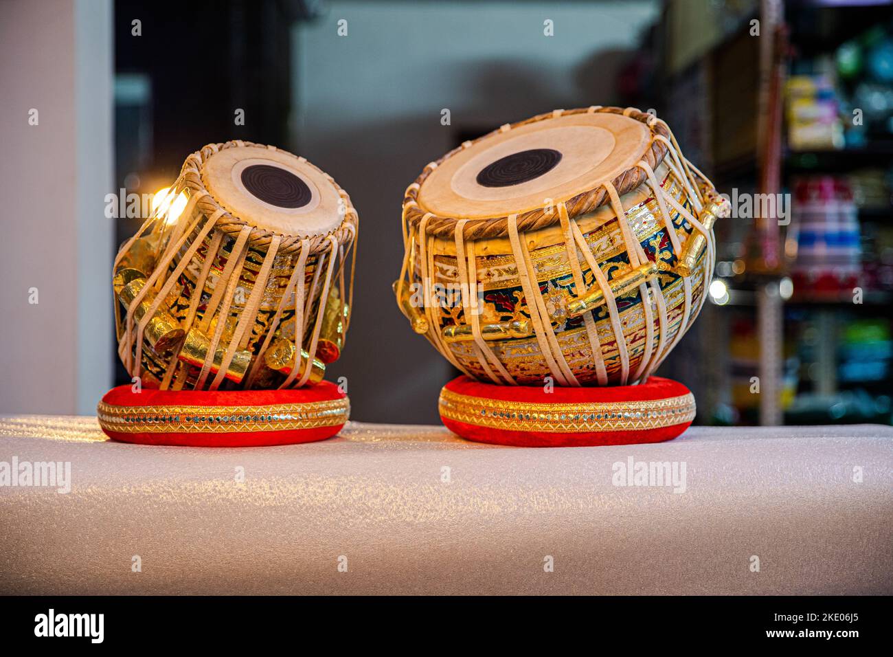 La tabella degli strumenti musicali etnici Foto Stock