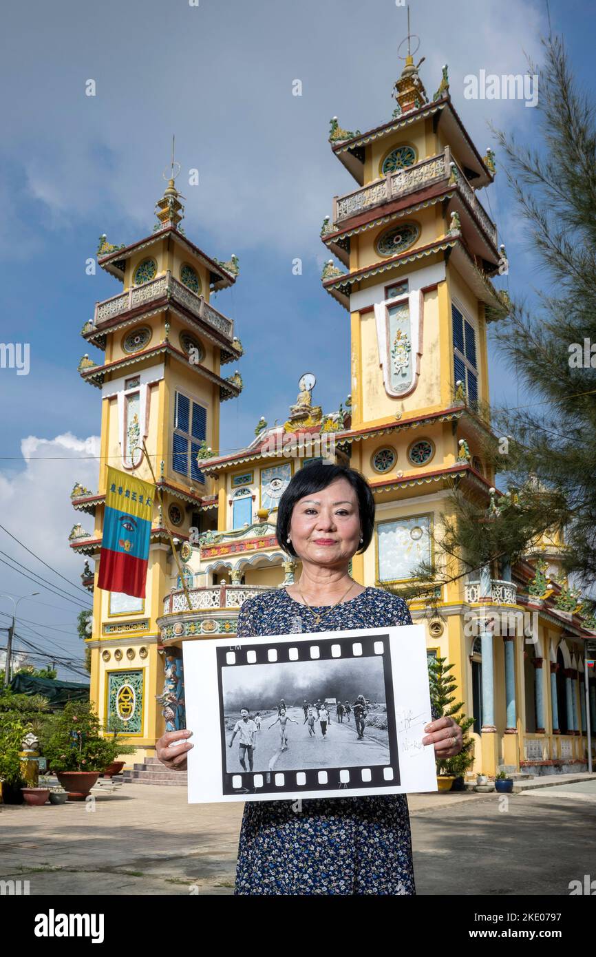 Trang Bang, Vietnam. 9th Nov 2022. Kim Phuc, il soggetto principale della foto ''Terrore di guerra'' scattata dal fotografo vincitore del premio Pulitzer durante la guerra del Vietnam il 8 giugno 1972, si trova di fronte al tempio Cao dai a Trang Bang, dove è stata colpita da napalm il 9 novembre 2022. (Credit Image: © Mark Edward Harris/ZUMA Press Wire) Foto Stock