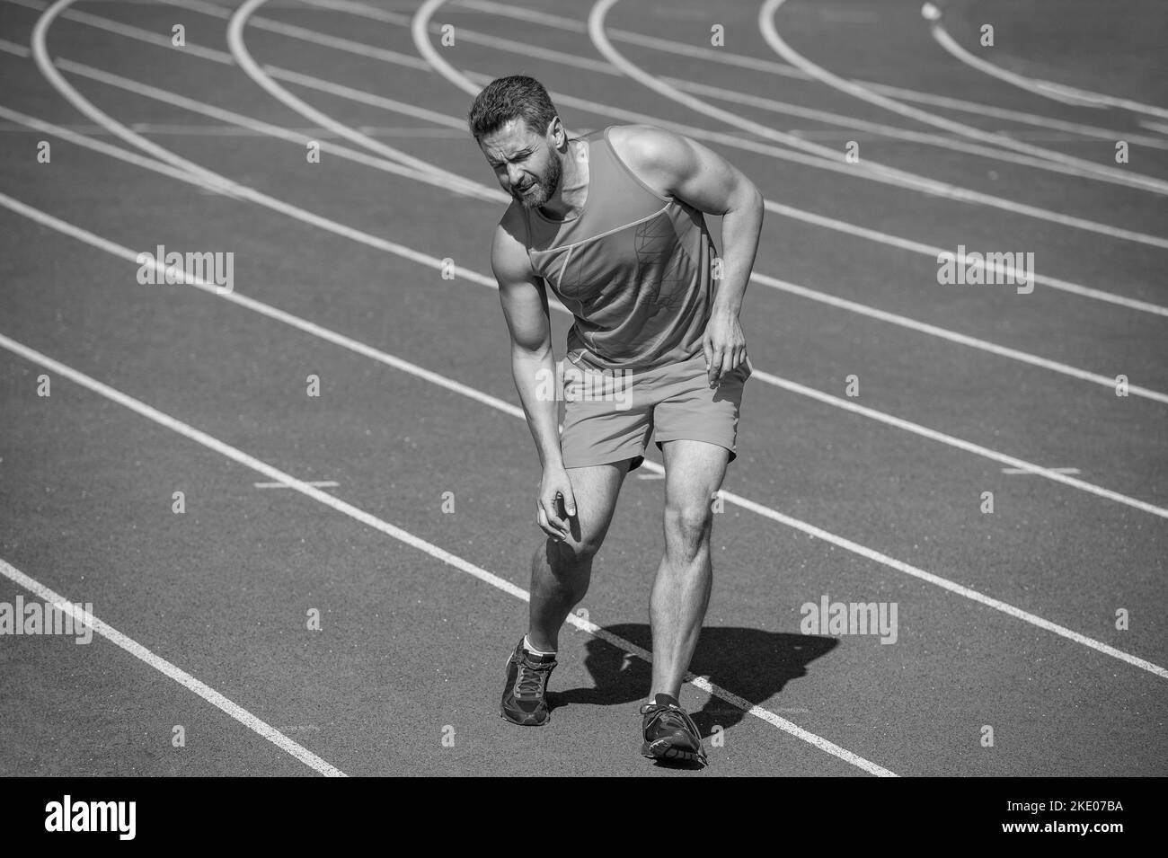l'uomo muscolare atletico ha trauma dopo corsa, salute Foto Stock