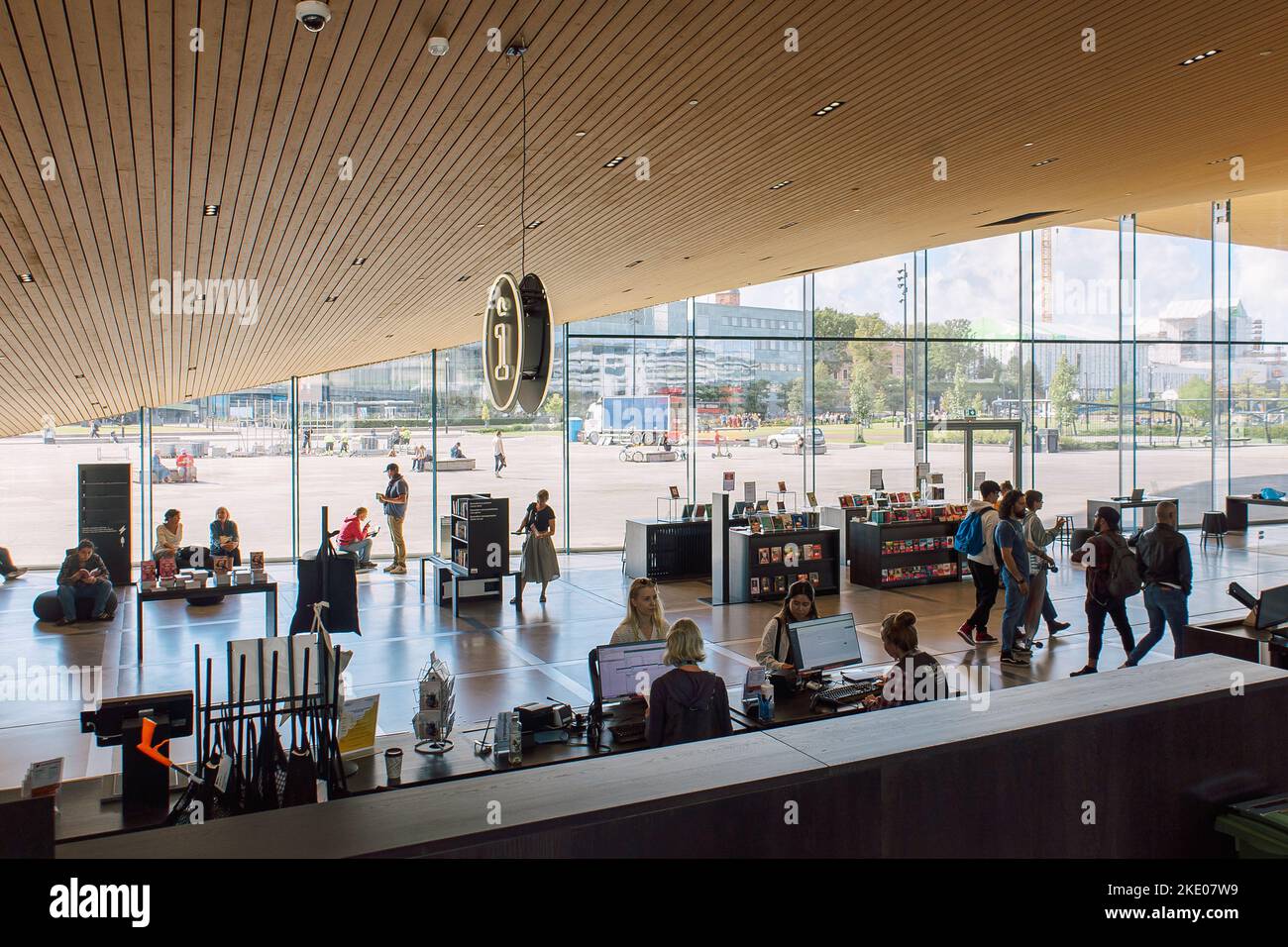 Helsinki, Finlandia - 22 agosto 2022: Biblioteca centrale di Helsinki Oodi. Luogo d'incontro con una gamma di servizi dal design moderno nel centro della città. Interno dell'edificio con finestre di vetro Foto Stock