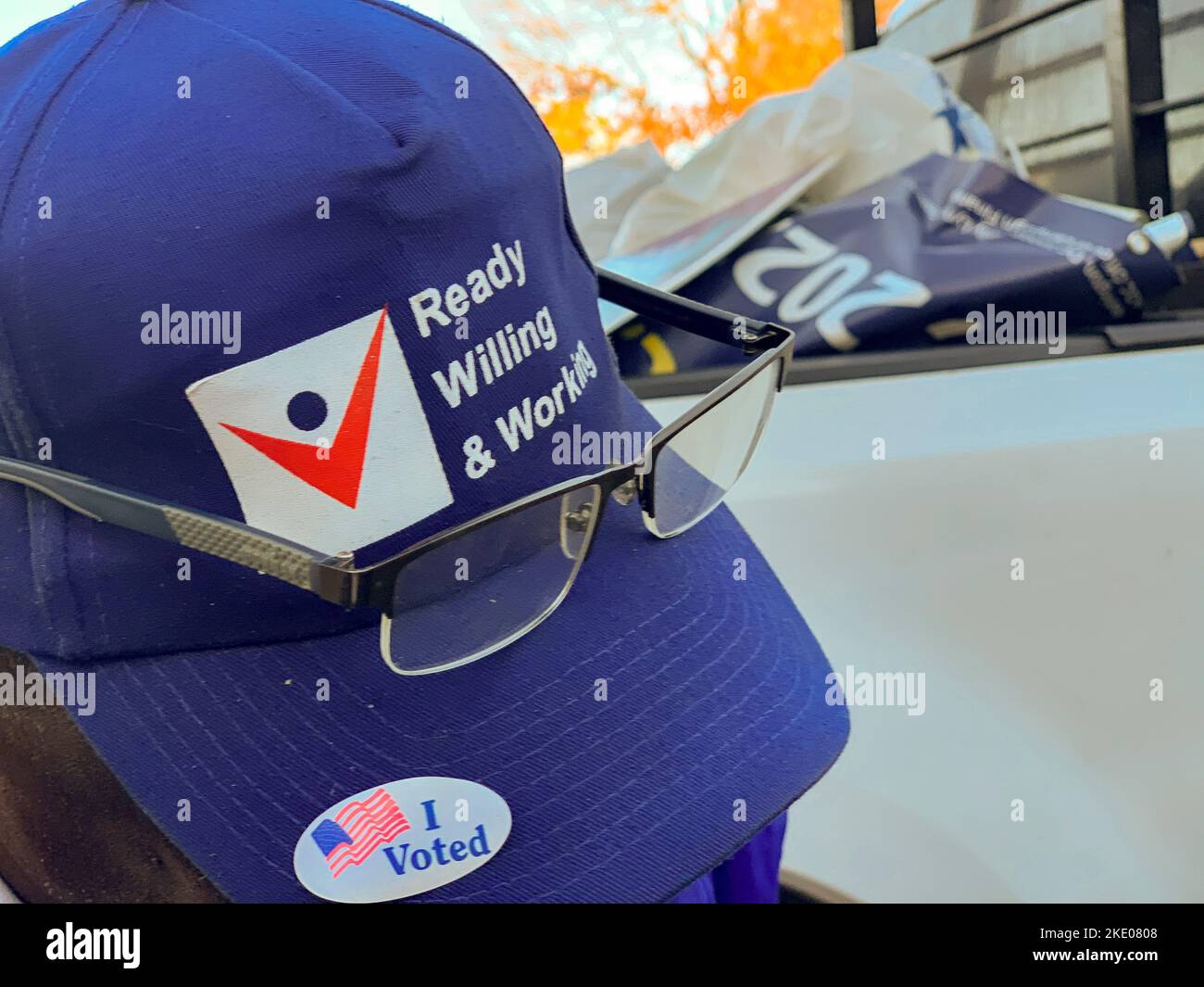 8 novembre 2022, Washington, District of Columbia, USA: La mattina dopo il giorno delle elezioni, i raccoglitori di rifiuti DC rimuovono i segni dei candidati da Capitol Hill. Un lavoratore portava con orgoglio il suo adesivo 'ho votato' sul cappello. (Credit Image: © sue Dorfman/ZUMA Press Wire) Foto Stock