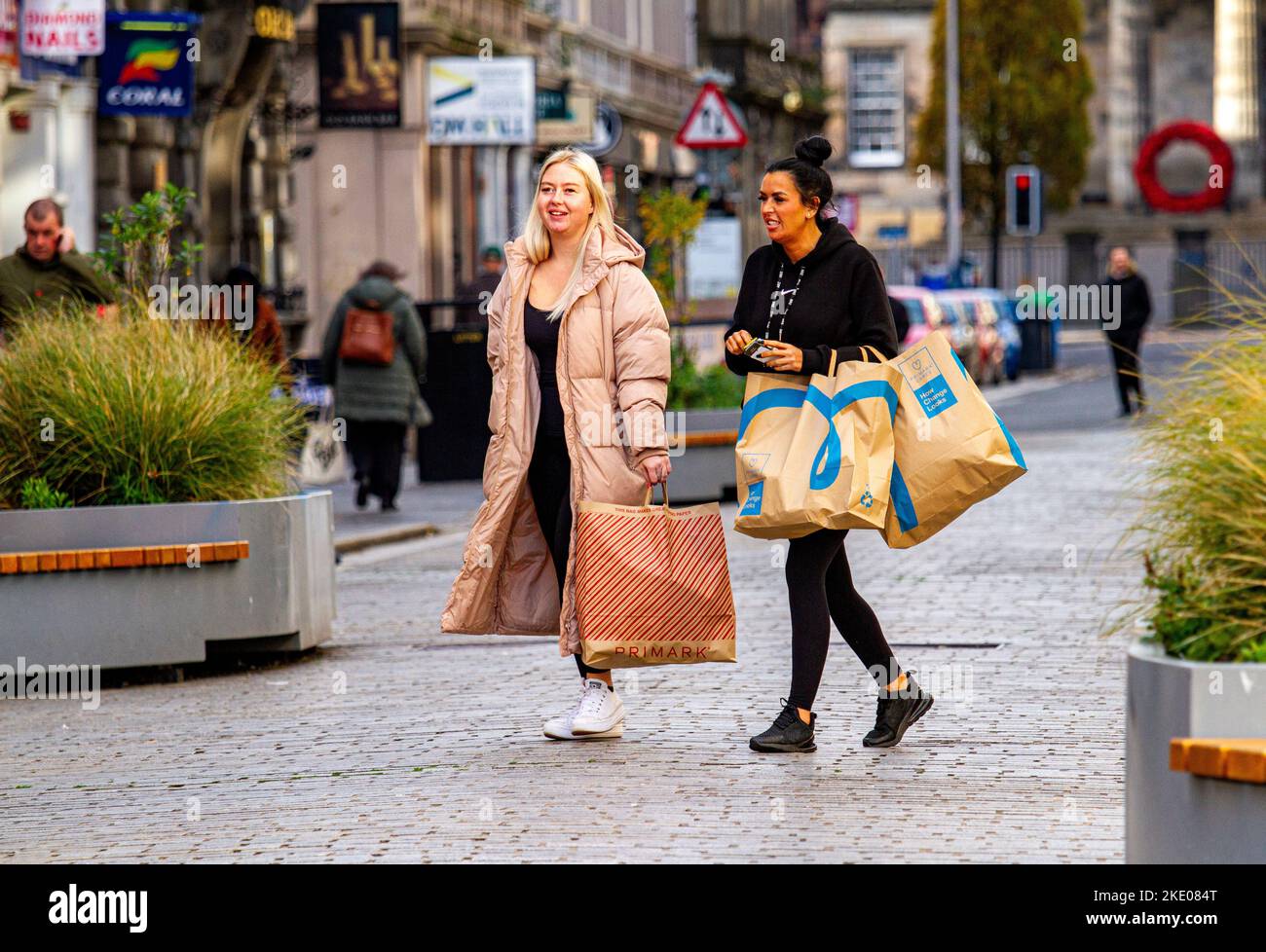 Dundee, Tayside, Scozia, Regno Unito. 9th Nov 2022. UK Weather: Luminoso sole di novembre, con temperature che raggiungono i 12°C in alcune parti della Scozia nord-orientale. Le donne locali alla moda sono fuori e in città nel centro di Dundee, godendosi il bel tempo autunnale e andando per la loro vita quotidiana, anche se stanno facendo shopping saggiamente a causa dell'alto costo della vita scozzese. Credit: Dundee Photographics/Alamy Live News Foto Stock