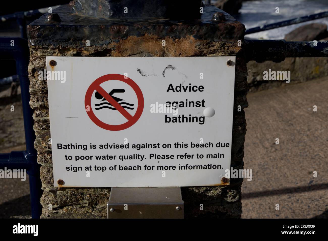 Avviso di avviso contro la balneazione a causa della scarsa qualità delle acque Ilfracombe Devon Foto Stock