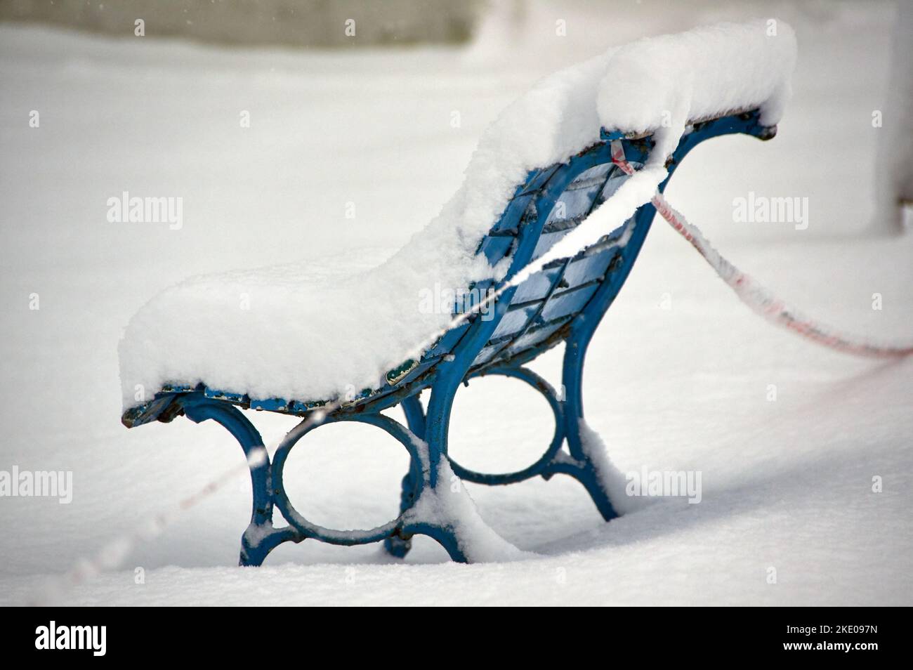 panca coperta di neve in inverno Foto Stock