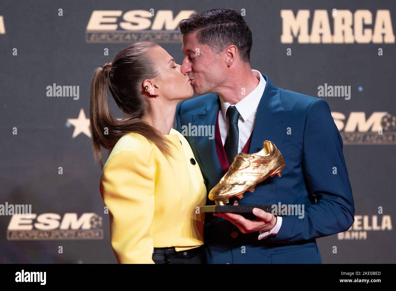 Barcellona, Spagna. 09th Nov 2022. Robert Lewandowski riceve lo stivale d'oro come miglior marcatore europeo per la stagione 2021-2022 alla Old Damm Factory di Barcellona, 09 novembre 2022 Robert Lewandowski e sua moglie Anna Lewandowska 900/Cordon Press Credit: CORDON PRESS/Alamy Live News Foto Stock