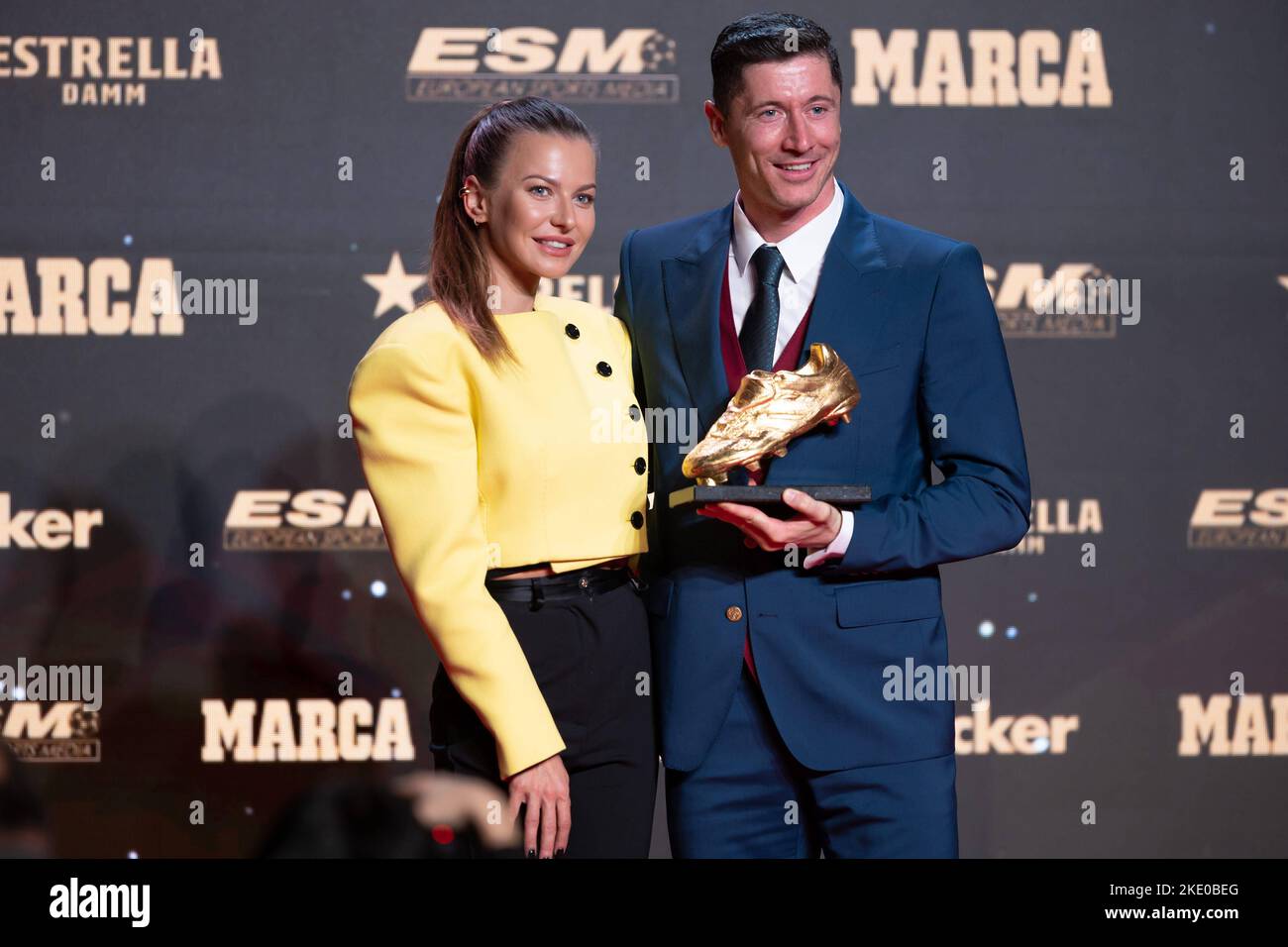 Barcellona, Spagna. 09th Nov 2022. Robert Lewandowski riceve lo stivale d'oro come miglior marcatore europeo per la stagione 2021-2022 alla Old Damm Factory di Barcellona, 09 novembre 2022 Robert Lewandowski e sua moglie Anna Lewandowska 900/Cordon Press Credit: CORDON PRESS/Alamy Live News Foto Stock