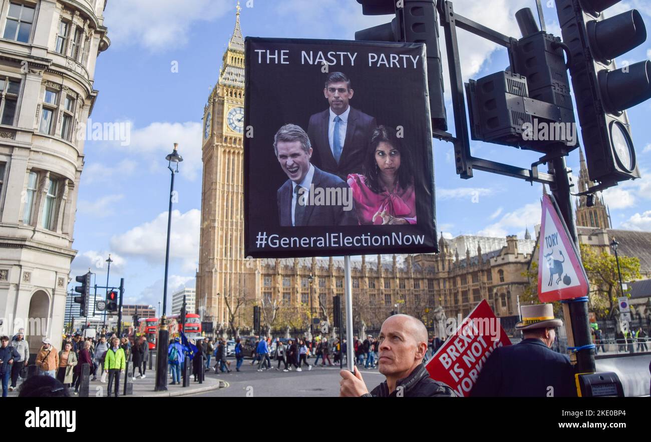 Londra, Regno Unito. 9th novembre 2022. Un manifestante al di fuori del Parlamento ha un cartello con foto del primo ministro Rishi Sunak, del segretario di Stato Suella Braverman e della politica conservatrice Gavin Williamson, e ha chiamato i Tories "il partito Nasty”. I portesteri del Governo anti-Tory si sono riuniti a Westminster mentre Rishi Sunak ha affrontato le domande del primo Ministro. Credit: Vuk Valcic/Alamy Live News Foto Stock