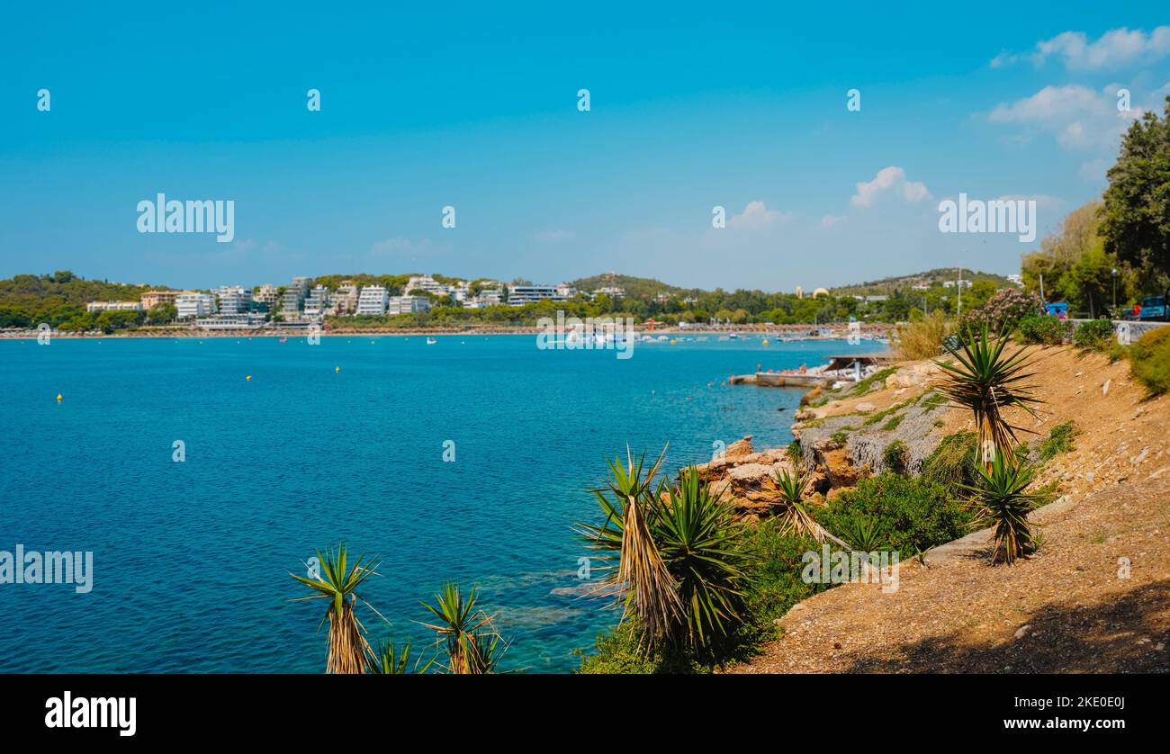 Una vista sulla baia di Vouliagmeni a Vouliagmeni, Grecia, con una famosa spiaggia sullo sfondo Foto Stock