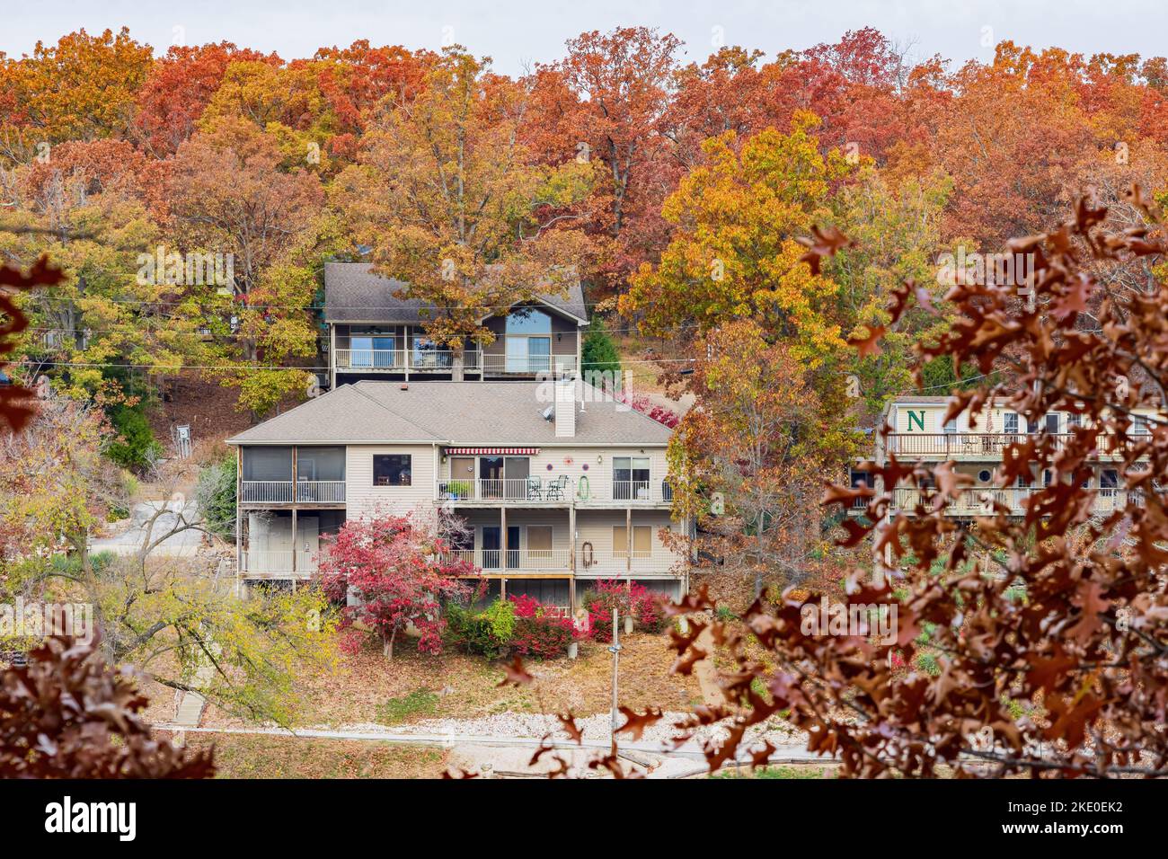 Vista panoramica del colore autunnale di un sentiero escursionistico nel Lake of the Ozarks state Park del Missouri Foto Stock