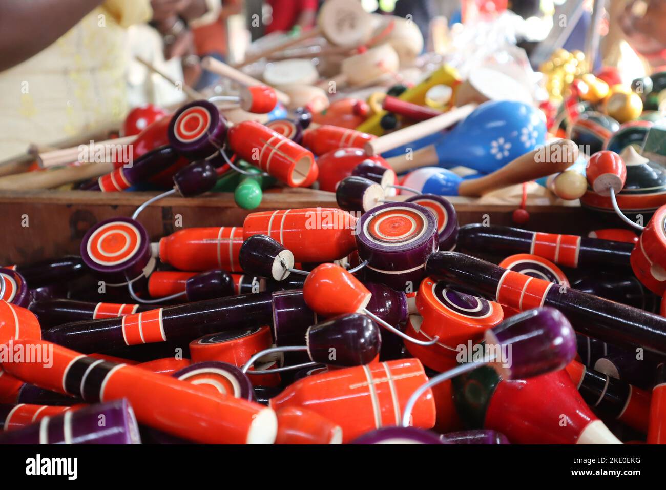 Giocattoli colorati sono tenuti sul tavolo per le vendite a Tanjore. Foto Stock