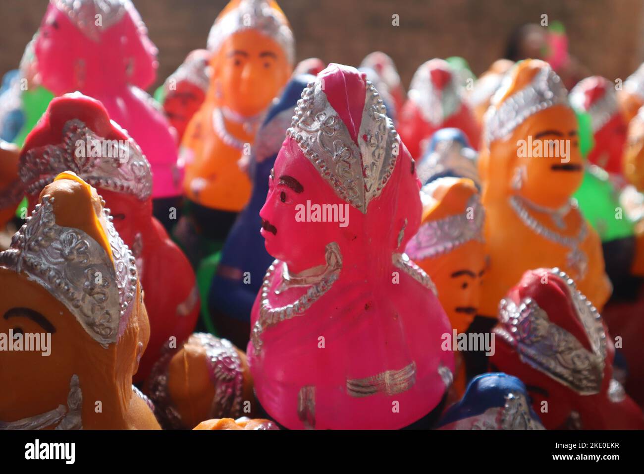 Le bambole che scuotono la testa sono conservate per la vendita a Tanjore. Foto Stock