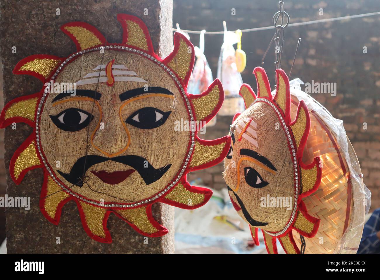 Le bambole che scuotono la testa sono conservate per la vendita a Tanjore. Foto Stock