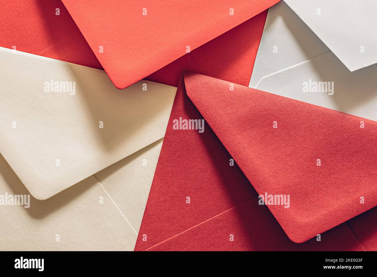 Diversi formati e colori di carta testurizzata buste postali aperte come simbolo di corrispondenza Foto Stock