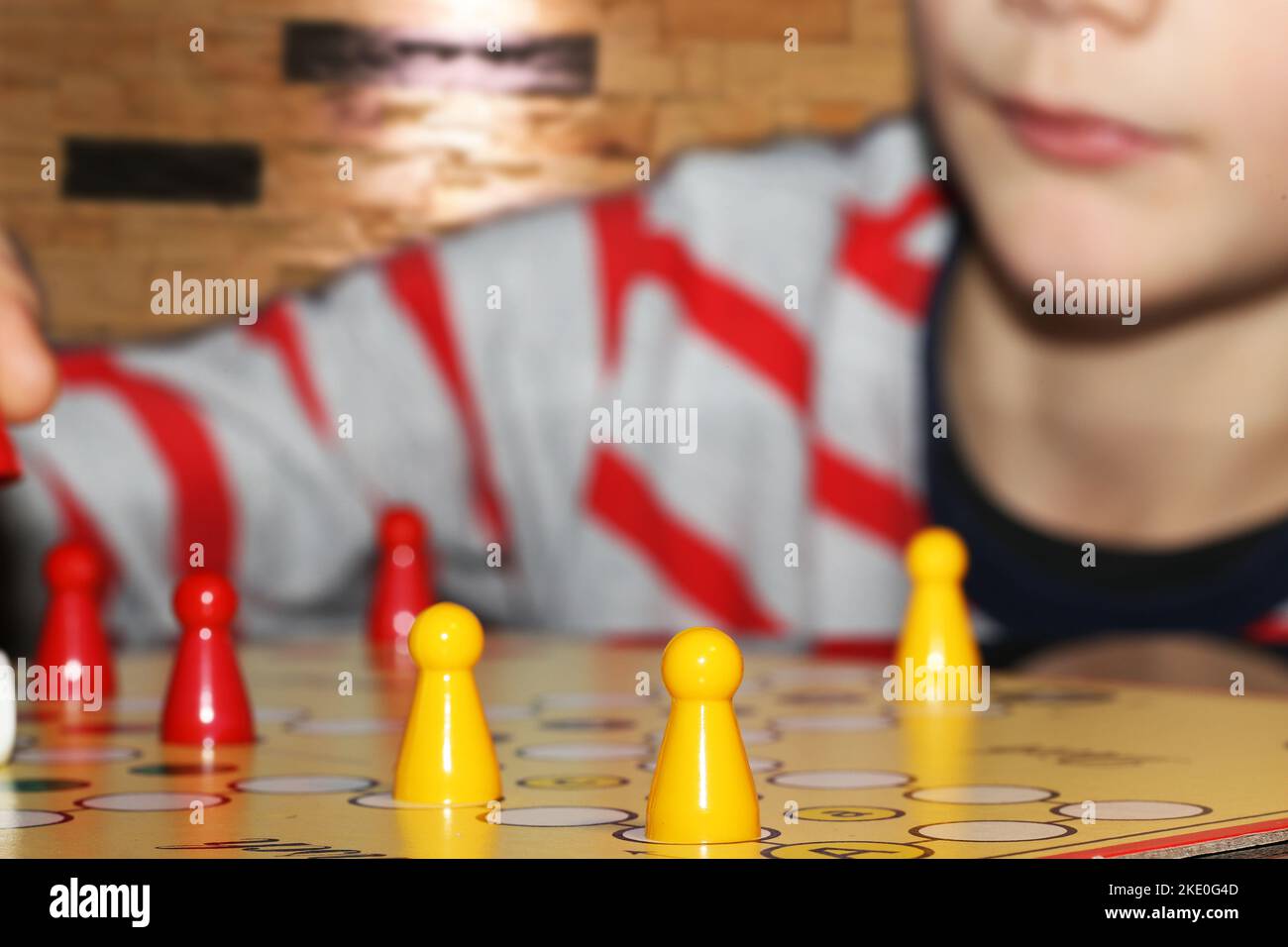 Immagine simbolo: La famiglia gioca Mensch ärgere Dich nicht („don´t get arrabbiato, ben noto gioco tedesco) Foto Stock
