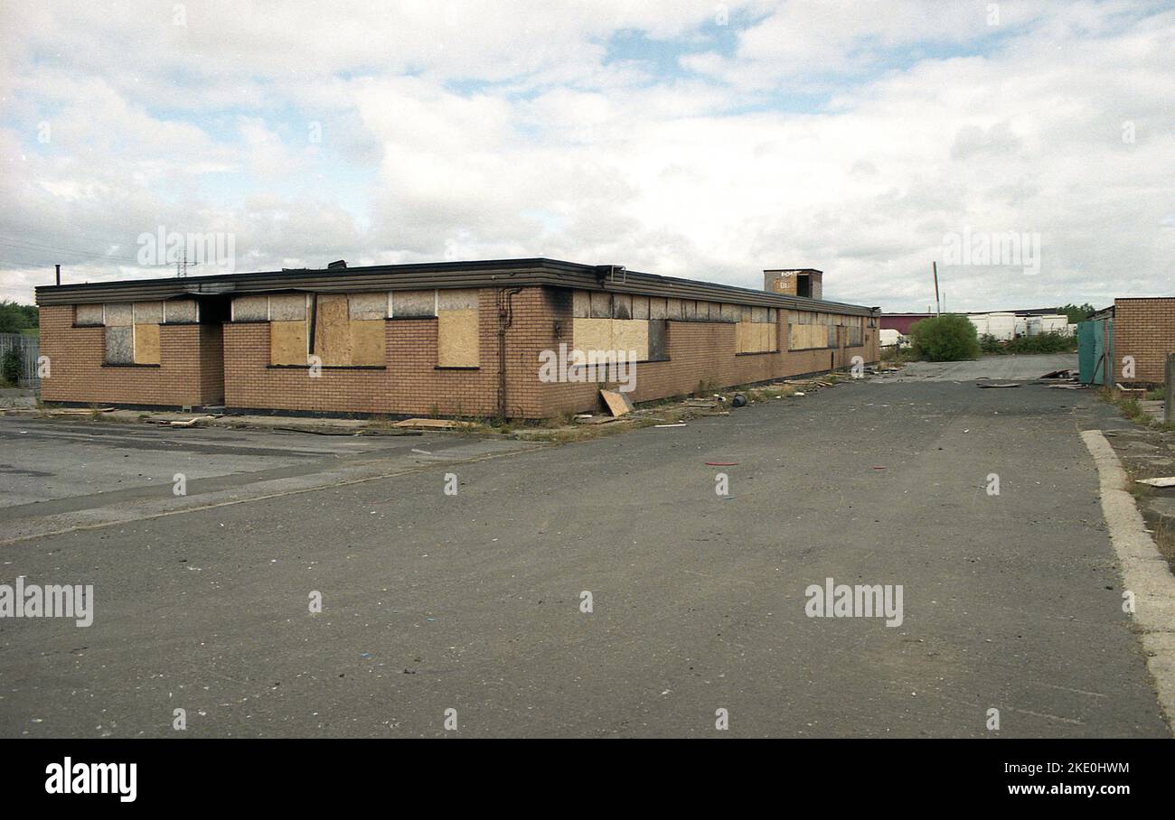 1998, gasworks of British gas (BG PLC) in disuso, l'immagine mostra un edificio abbandonato a un piano, su un ex gasworks, South Shields, Tyne & Wear, Inghilterra, UK. Foto Stock