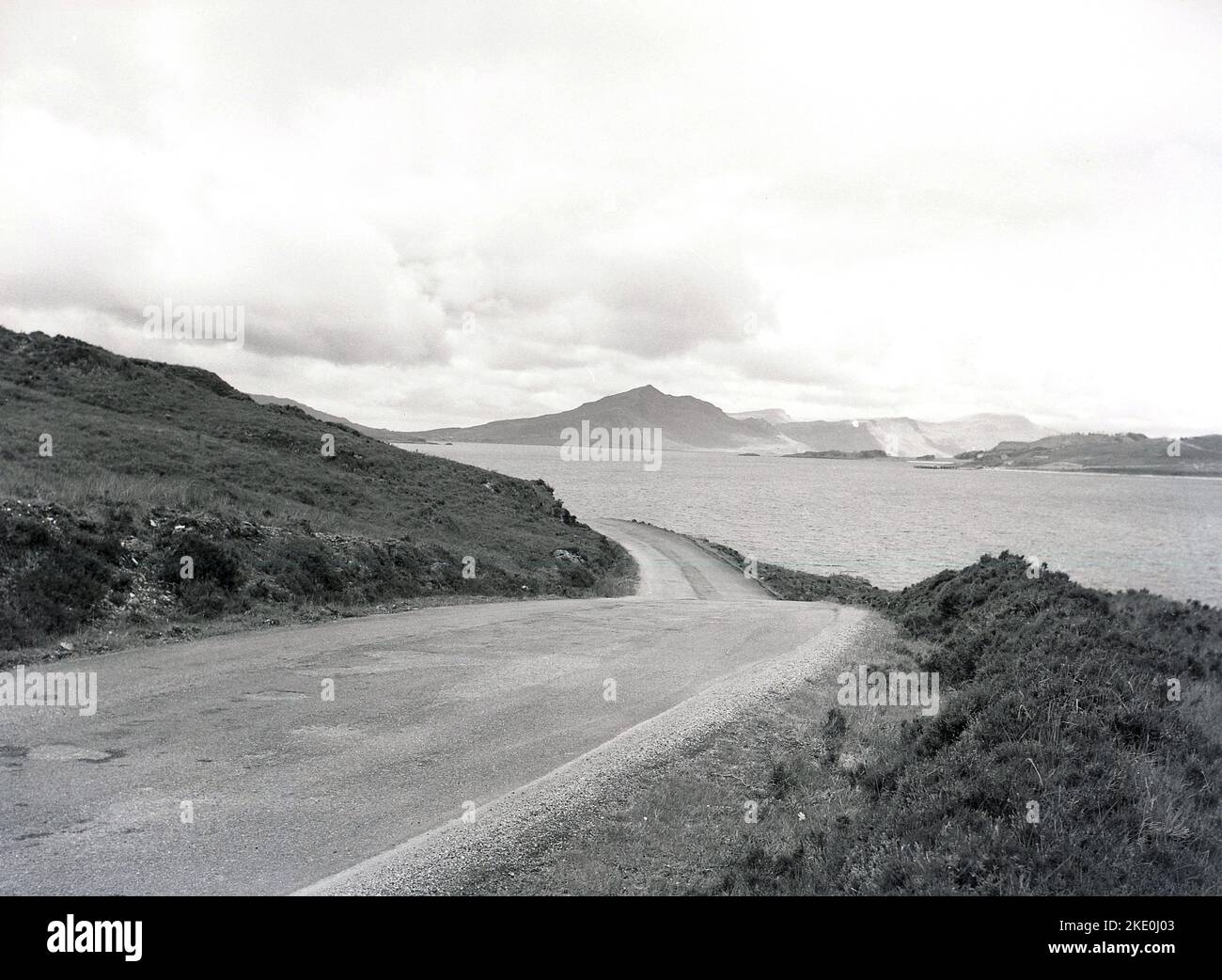 1960s, storica strada costiera di Lock, Highland scozzese, Inghilterra, Regno Unito. Foto Stock