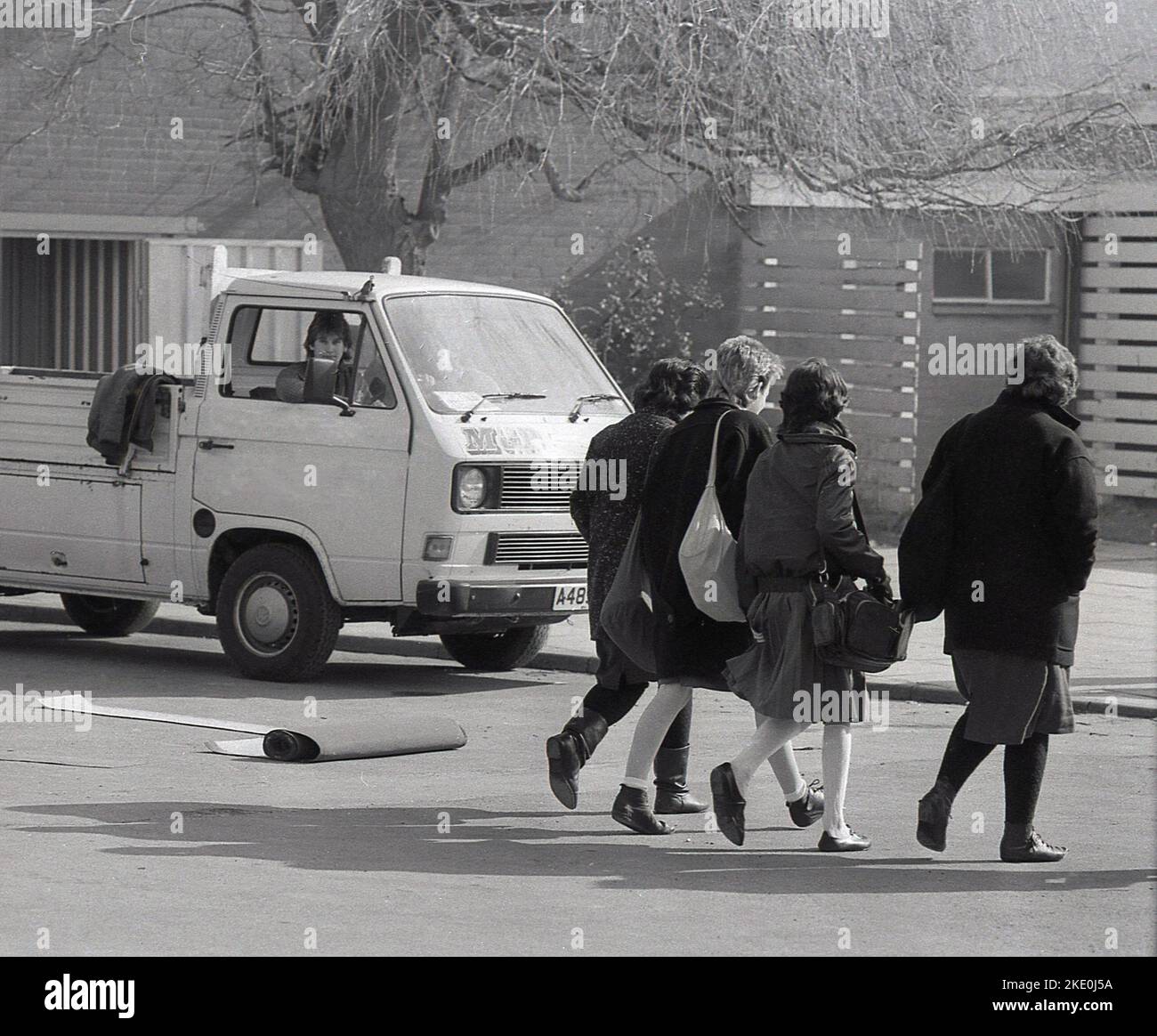 1987, storico, sciopero insegnanti, insegnanti di sesso femminile che lasciano la scuola, Inghilterra, Regno Unito, senza classi extra, dopo le attività scolastiche. Foto Stock