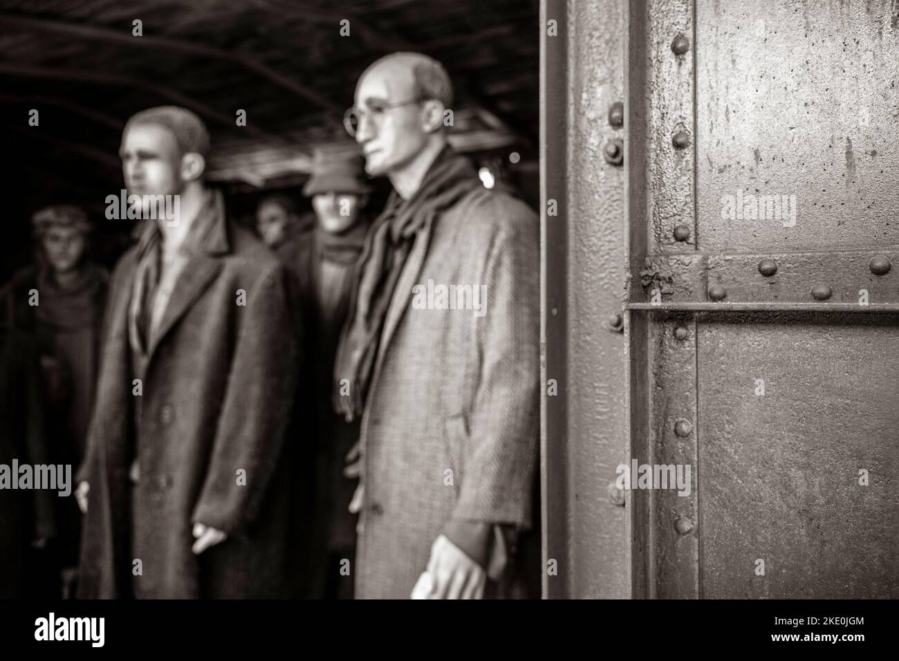 Immagine sfocata degli ebrei all'interno dei vagoni del treno destinati ai campi di concentramento durante il periodo nazista della seconda guerra mondiale - concetto di memoria, shoah, Olocaus Foto Stock