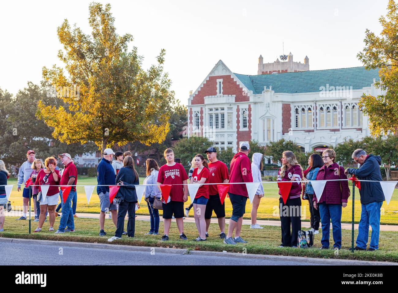 Oklahoma, ottobre 15 2022 - visitatore in attesa della sfilata di Homecoming Foto Stock