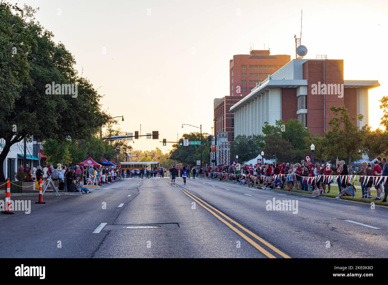 Oklahoma, ottobre 15 2022 - visitatore in attesa della sfilata di Homecoming Foto Stock