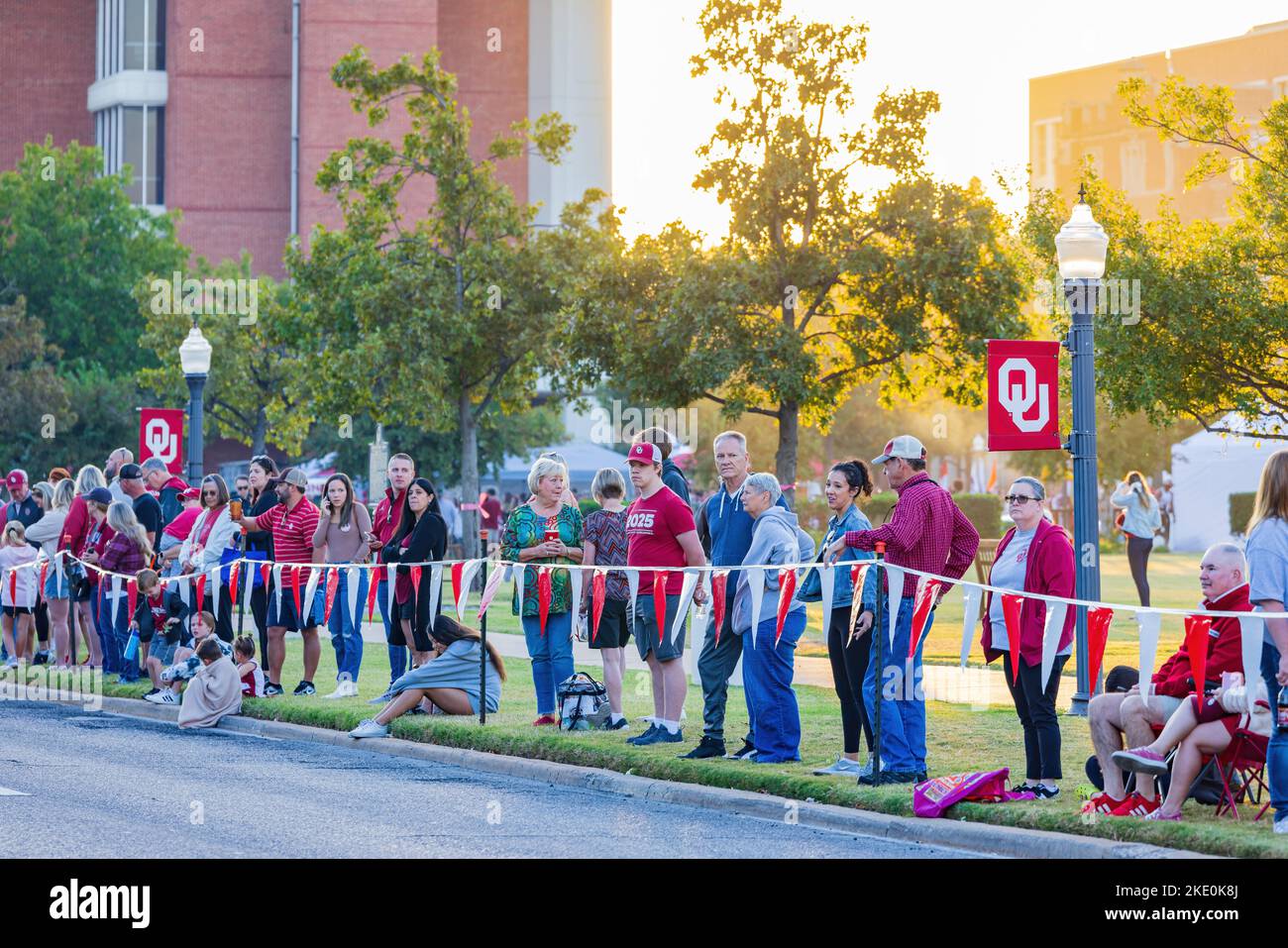 Oklahoma, ottobre 15 2022 - visitatore in attesa della sfilata di Homecoming Foto Stock