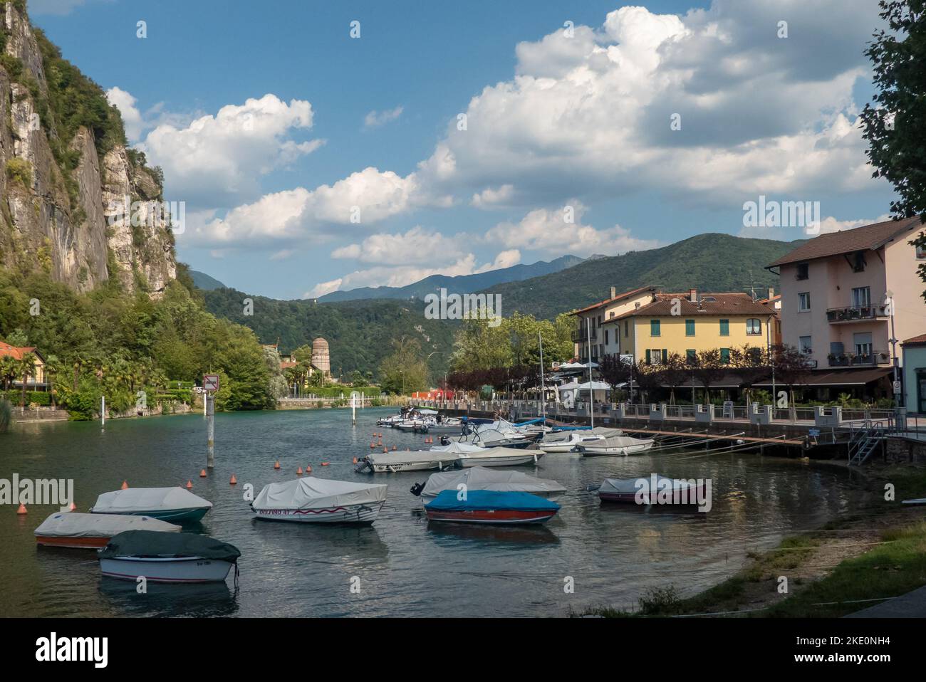 Lago di Lugano: Lo stretto canale di Lavena Ponte Tresa, che separa Italia e Svizzera Foto Stock