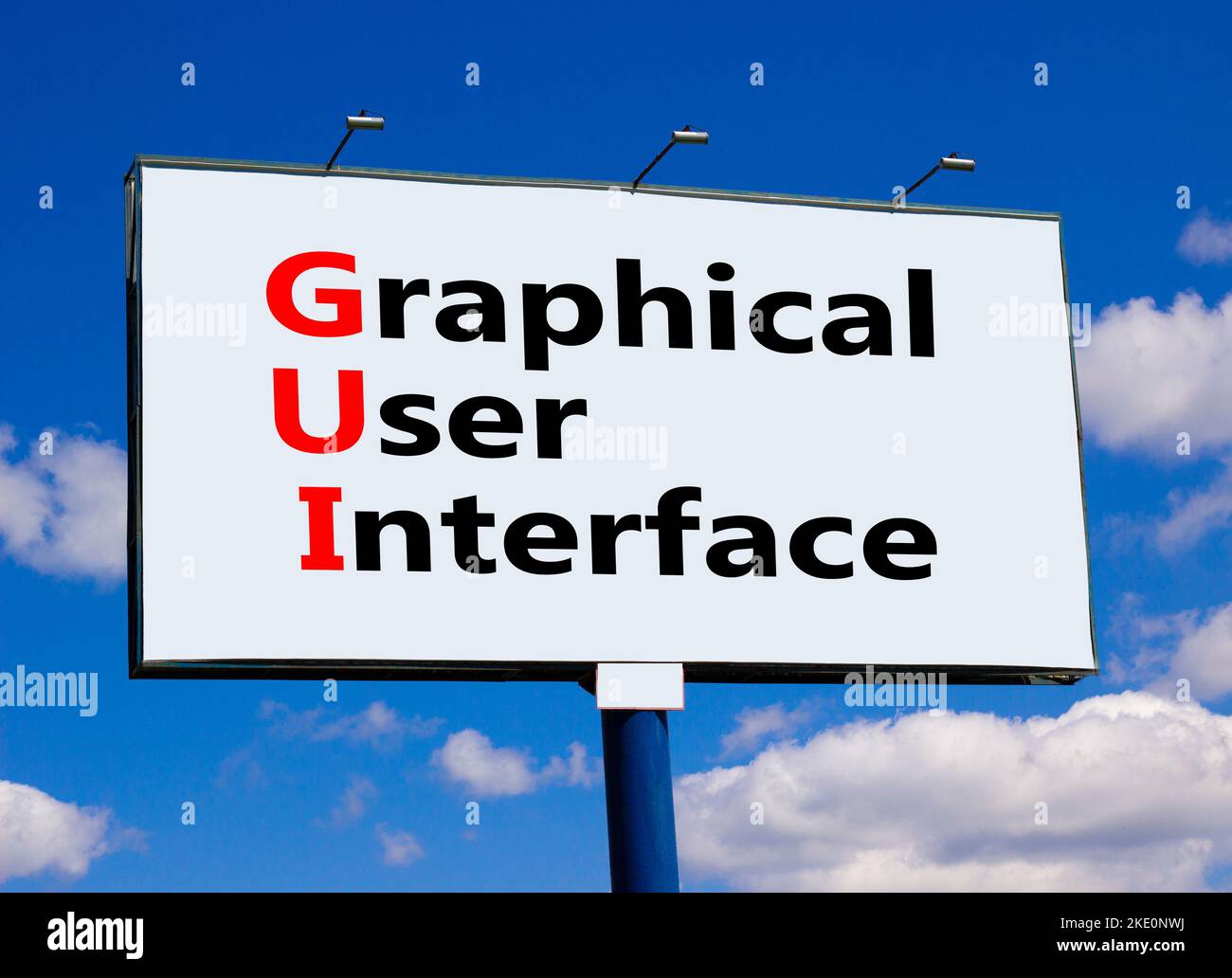 Simbolo dell'interfaccia grafica utente. Interfaccia grafica utente di Concept Words su cartellone su uno splendido sfondo blu cielo. Grafico aziendale e GUI Foto Stock