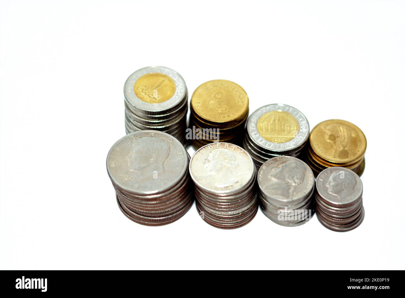 Monete egiziane e americane in pile di 1 EGP LE una libbra, cinquanta piasters, mezzo dollaro 50 centesimi, 25 centesimi quarti, dime 10 centesimi e cinque centesimi, Foto Stock