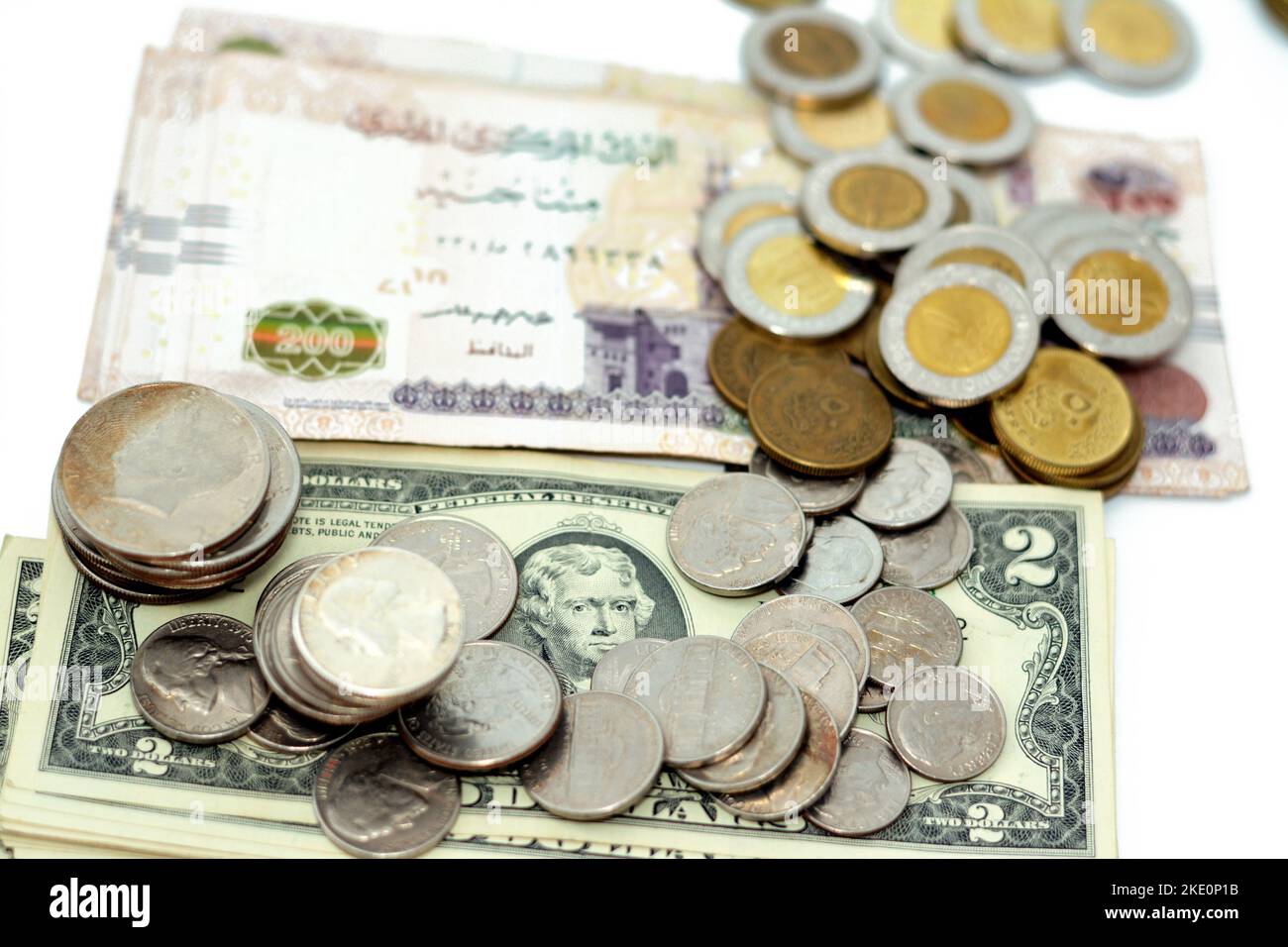 Pile di monete americane di 1 dollaro, 50 centesimi, quarti, 10 centesimi di dime e un centesimo e monete egiziane di 1 EGP LE una libbra e mezzo una libbra 50 pias Foto Stock