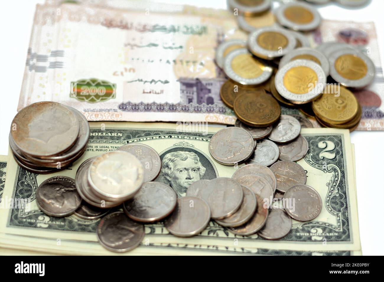 Pile di monete americane di 1 dollaro, 50 centesimi, quarti, 10 centesimi di dime e un centesimo e monete egiziane di 1 EGP LE una libbra e mezzo una libbra 50 pias Foto Stock