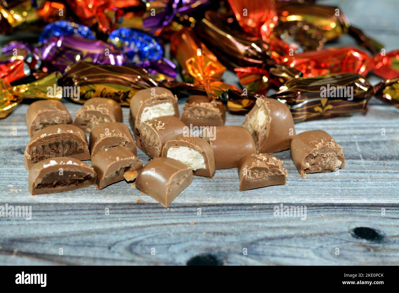 Cairo, Egitto, novembre 1 2022: Gioielli Galaxy latte assortito e cioccolatini scuro pezzi pacchetto con classici come seta liscia, caramello croccante a squisito Foto Stock