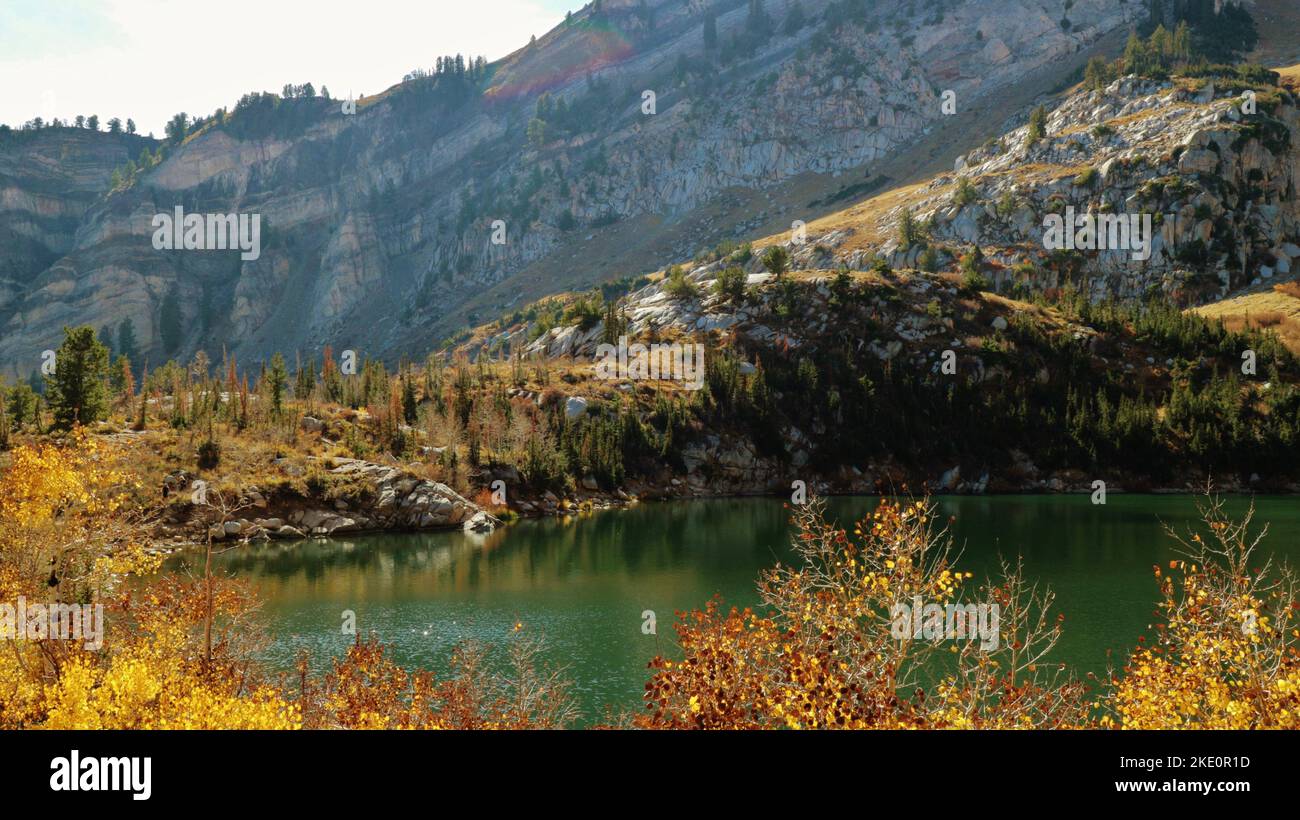 Silver Lake: Un corpo naturale di acqua nascosto nelle Highlands tra American Fork Canyon e prominenti vette Foto Stock