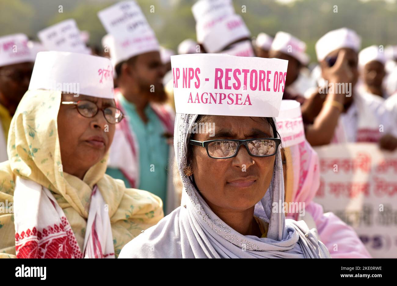 Guwahati, Guwahati, India. 8th Nov 2022. I dipendenti del governo statale che partecipano a una protesta contro il nuovo regime pensionistico (NPS) a Guwahati Assam India martedì 8th novembre 2022. (Credit Image: © Dasarath Deka/ZUMA Press Wire) Foto Stock