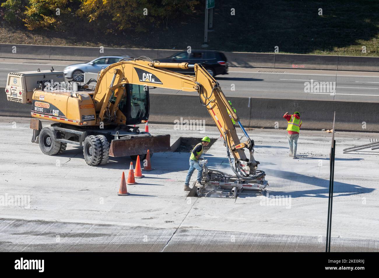 Detroit, Michigan - i lavoratori riparano e riparano il cemento sull'Interstate 75. Foto Stock