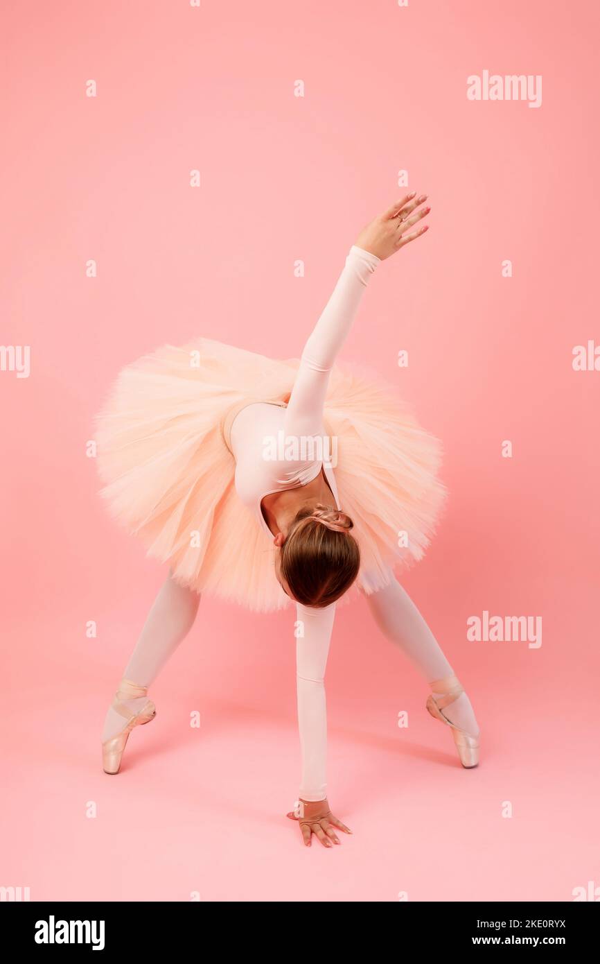 Ballerina flessibile in posa interna Foto Stock