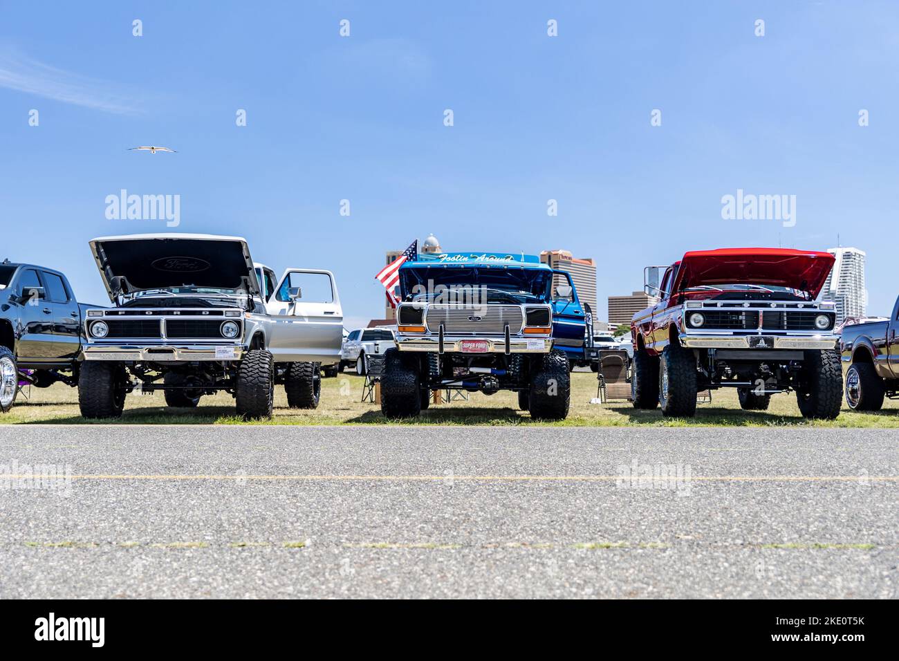 Una linea di vecchi camion Ford a Atlantic City, Stati Uniti. Foto Stock