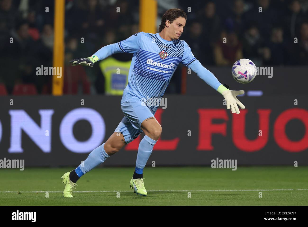 Cremona, Italia, 8th novembre 2022. Marco Carnesecchi del Cremonese americano durante la Serie A match allo Stadio Giovanni Zini di Cremona. L'immagine di credito dovrebbe essere: Jonathan Moskrop / Sportimage Foto Stock