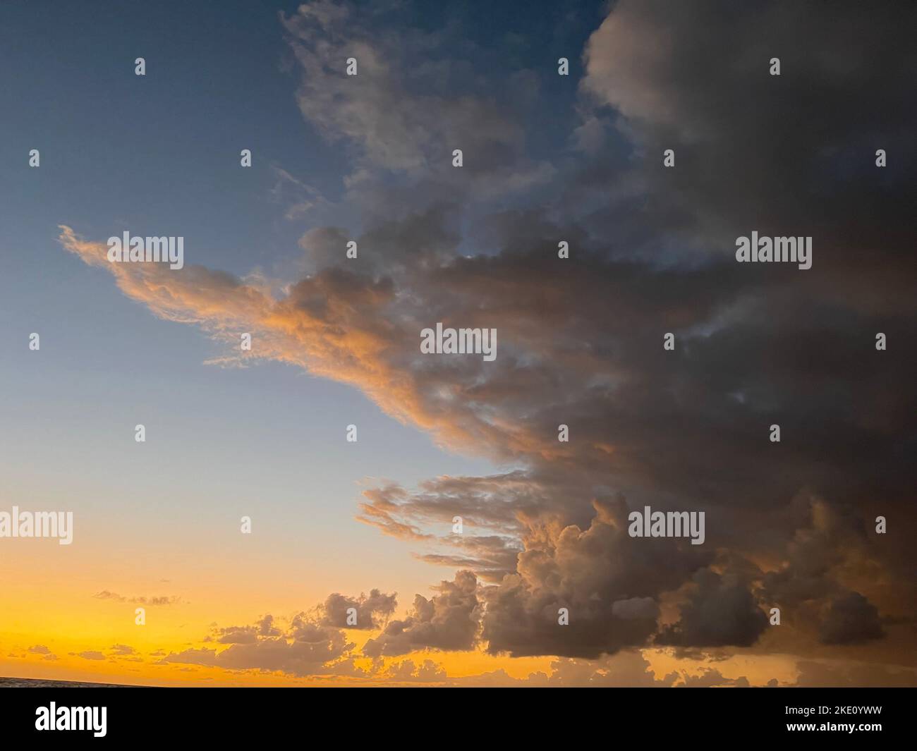 Il cielo della città di Alessandria, la terra della regina di bellezza Cleopatra, al tramonto. Foto Stock