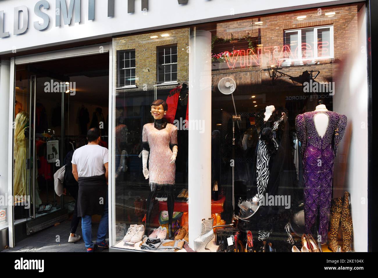 la vetrina di Goldsmith Vintage, un popolare negozio di abbigliamento vintage e di seconda mano situato a Londra (come in Neal Street a Covent Garden) Foto Stock