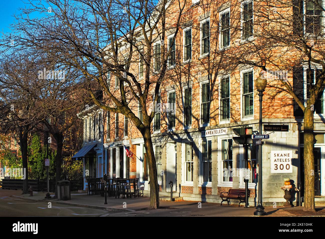 Skaneateles, New York, Stati Uniti. Novembre 4, 2022. Incantevoli negozi e boutique all'angolo tra Genesee e Jordan Street nel villaggio di Skaneateles, Foto Stock