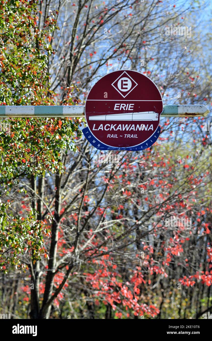 Griffith, Indiana, Stati Uniti. Un cartello che identifica un segmento dell'Erie Lackawanna Trail nella Lake County, nel nord-ovest dell'Indiana. Foto Stock