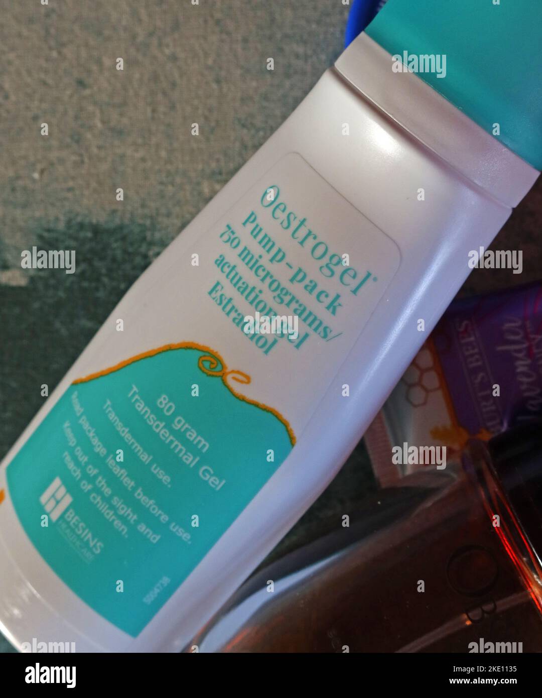Oestrogel Pump-Pack gel transdermico per HRT su un comodino femminile in menopausa Foto Stock