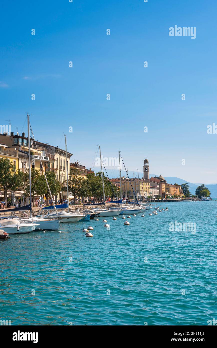 Salo Lago di Garda, vista in estate della panoramica cittadina lacustre di Salo situata sul versante sud-occidentale del Lago di Garda, Lombardia, Italia Foto Stock